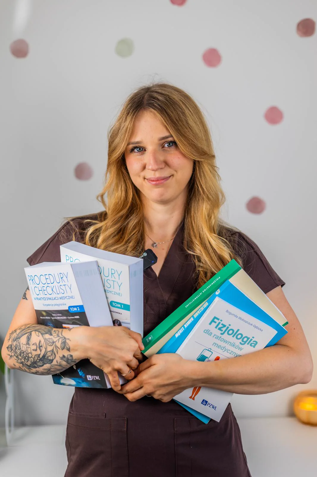 Karolina, autorka Nurse Notes, z książkami do nauki pielęgniarstwa