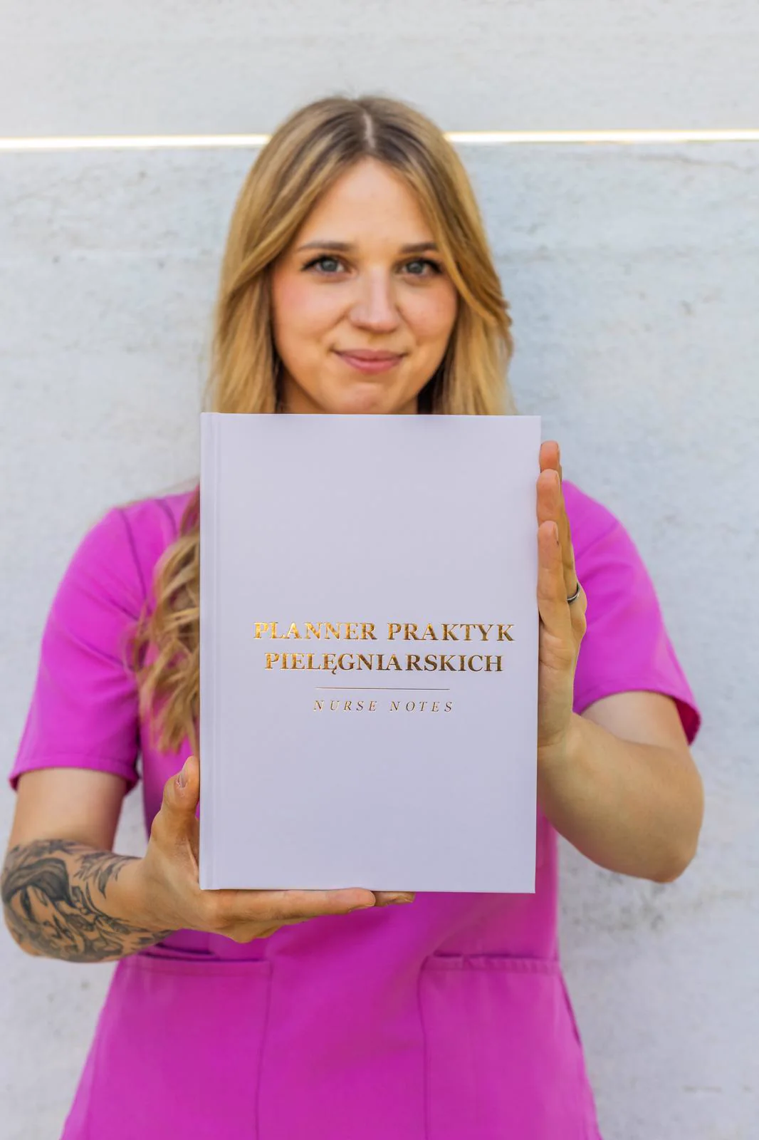 Karolina prezentuje okładkę Plannera Praktyk Pielęgniarskich