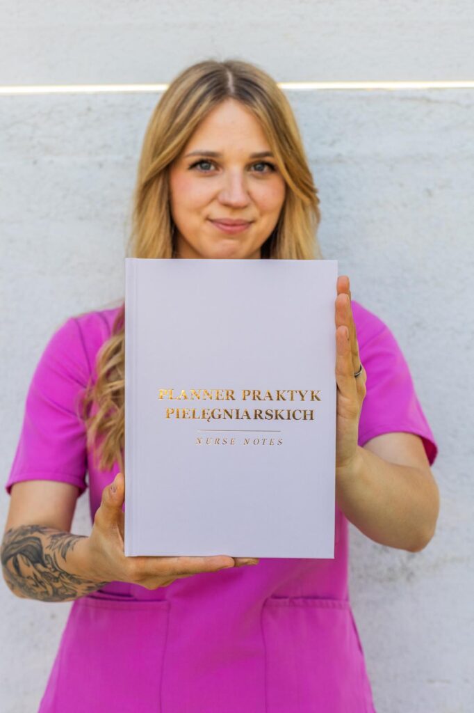 Karolina z Plannerem Praktyk Pielęgniarskich